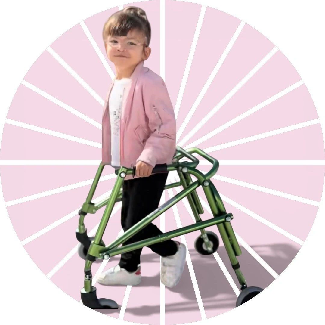 Photo de Lana avec son cadre de arche