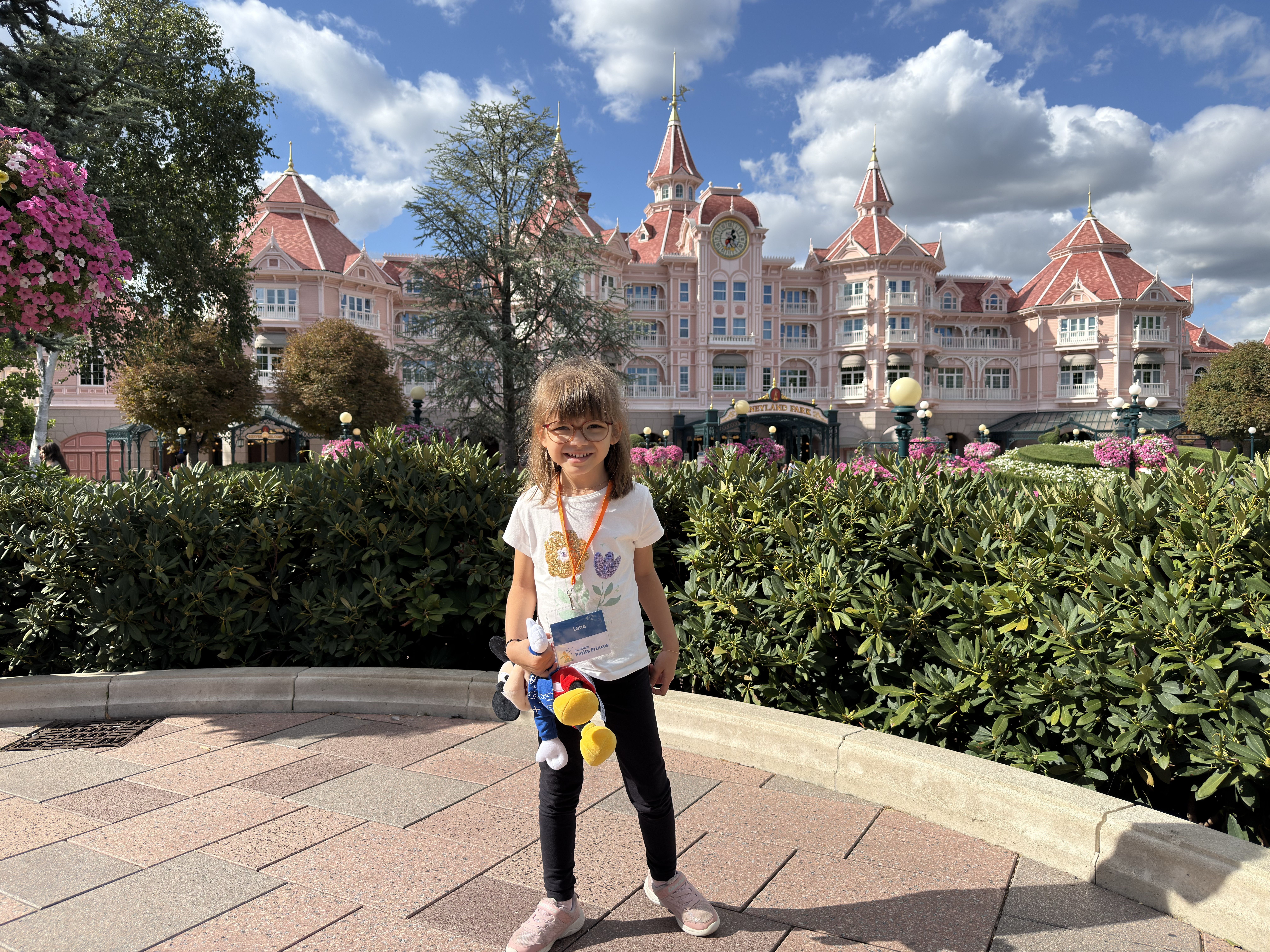 Photo de Lana devant Disney