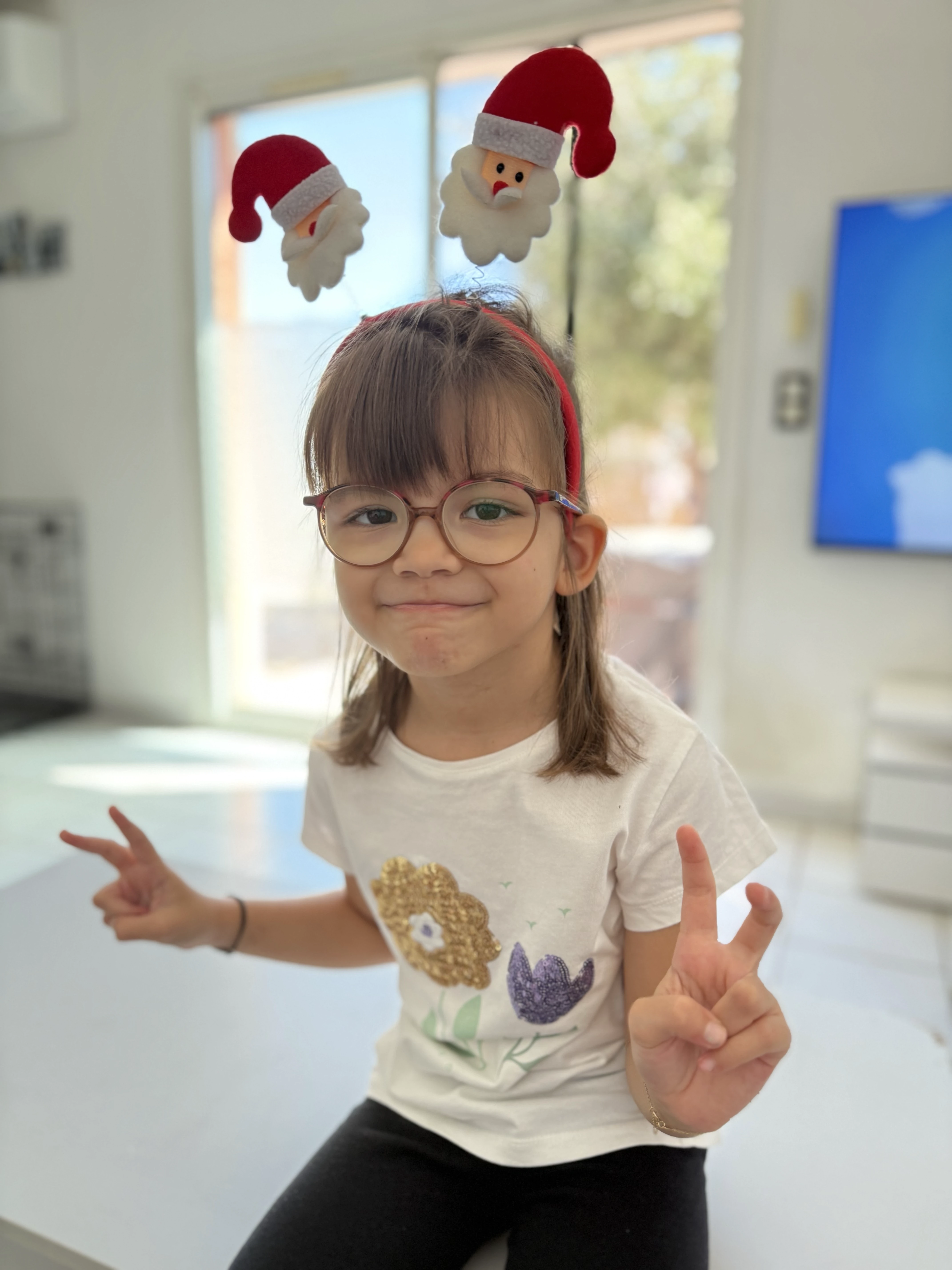 Lana avec un serre-tetes de noel