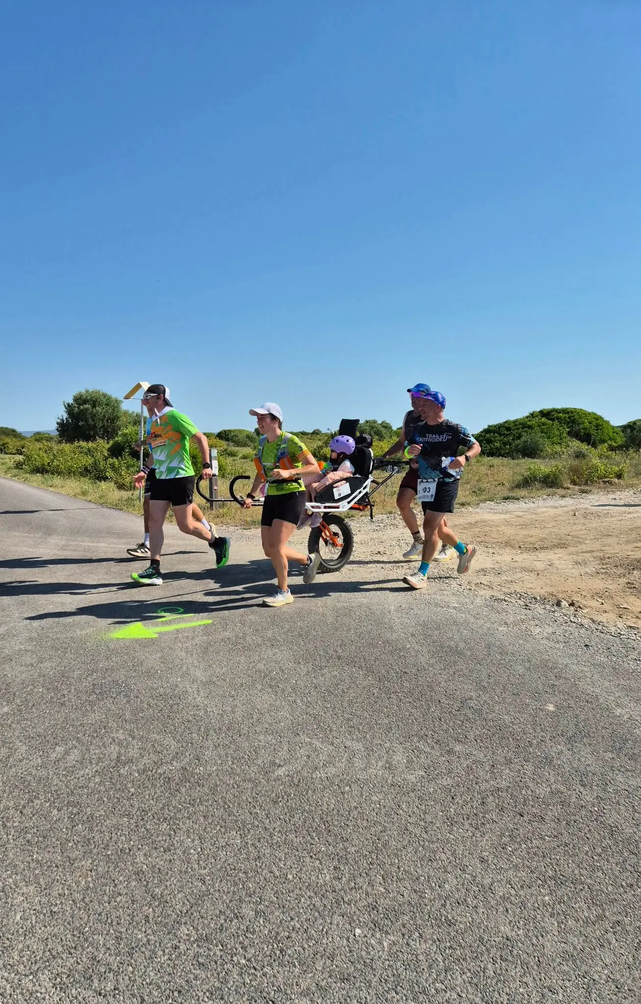 Lana entourée lors de la Claira Run
