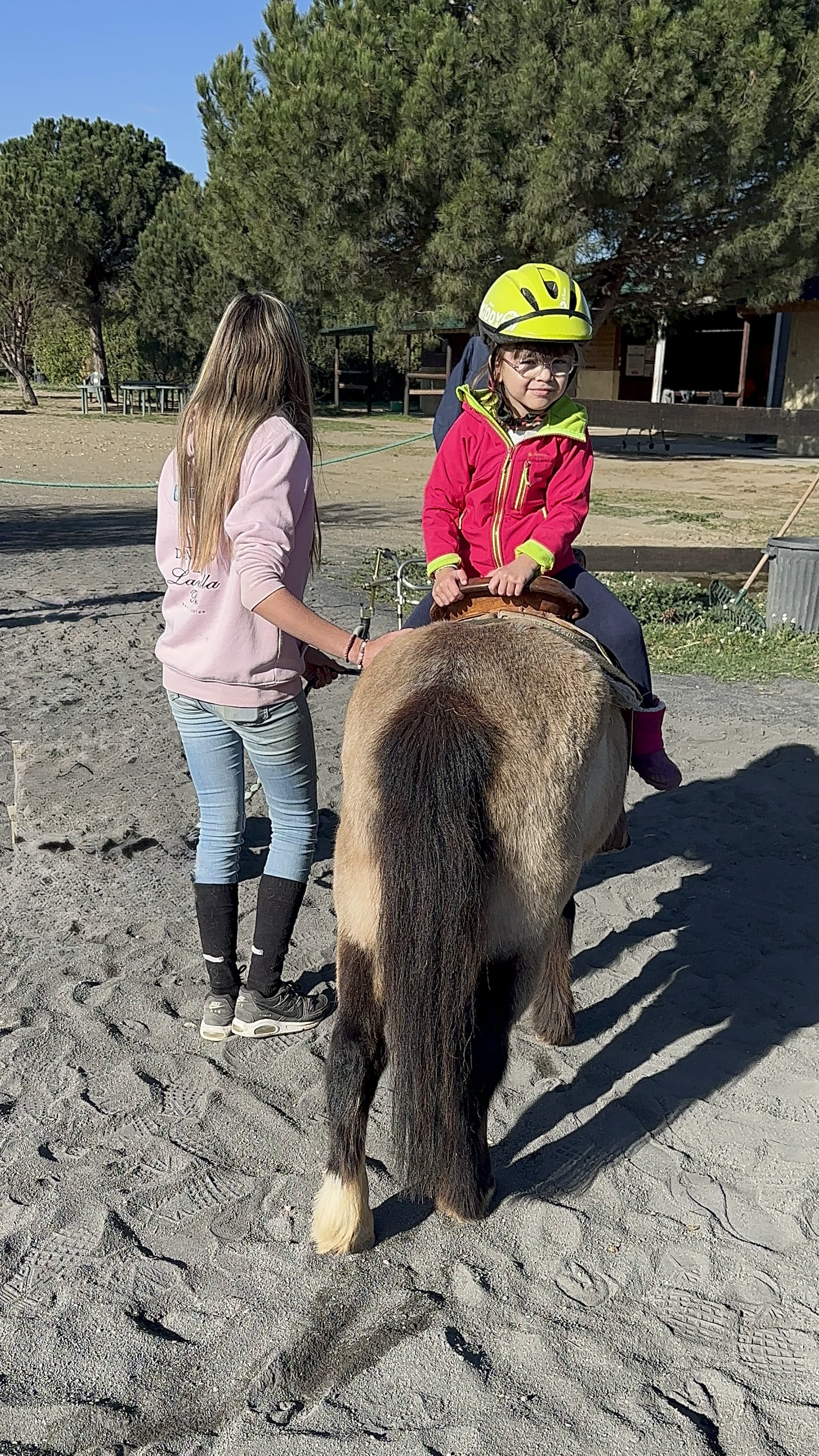 Lana qui fais du poney