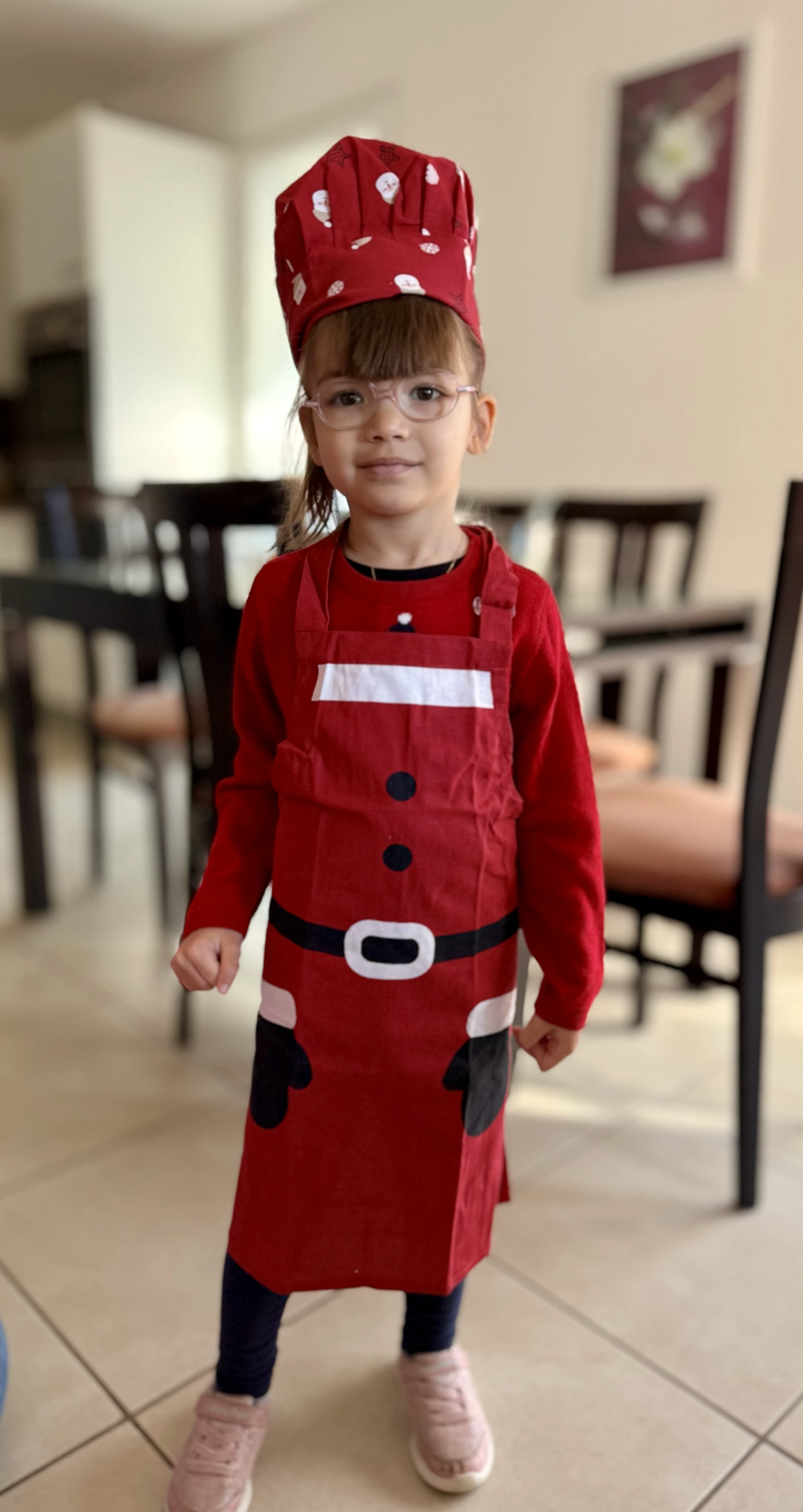 photo de lana avec son tablier de cuisine