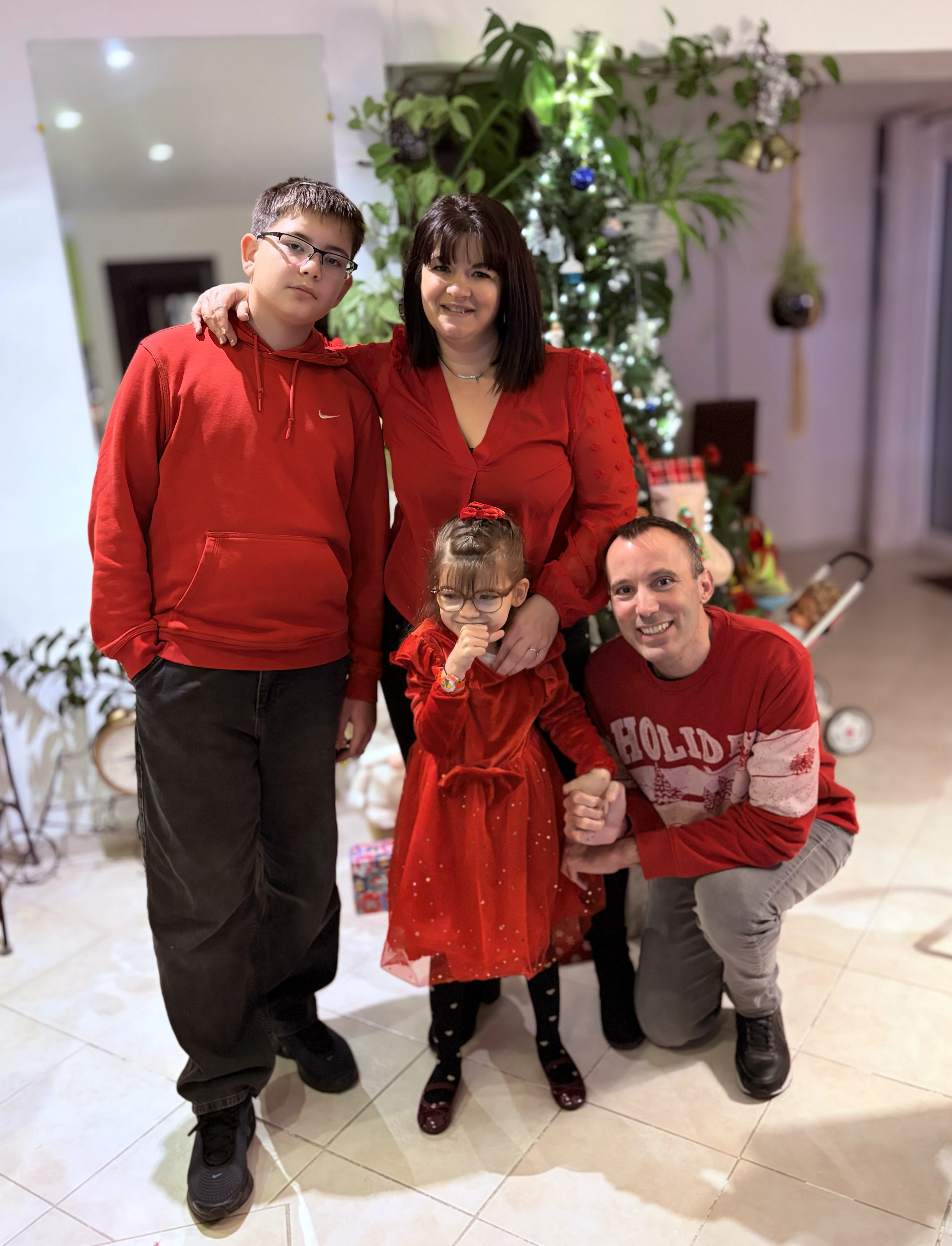 photo de famille devant le sapin de noel
